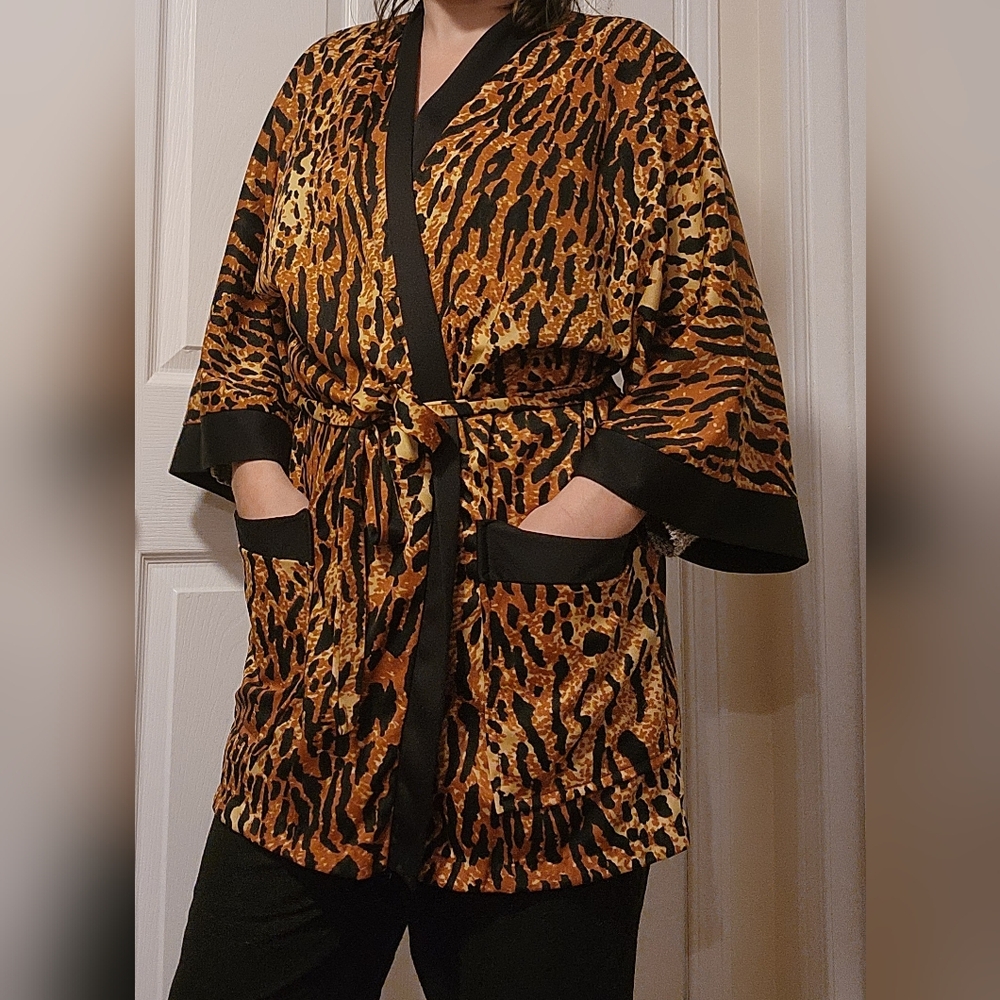 Leopard robe